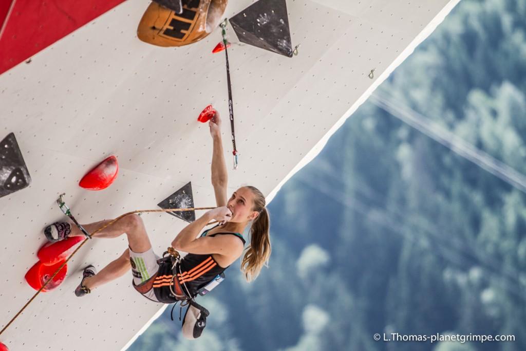 Janja Garnbret v včerajšnjih kvalifikacijah; fotografija: L. Thomas, planetgrimpe.com 