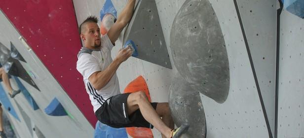 Jernej Kruder v enem izmed štirih polfinalnih balvanskih problemov v Vailu.