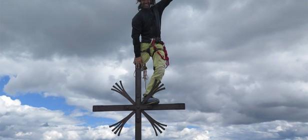 Urko Carmon na vrhu križa na Veliki Cini.